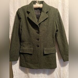 Alanni Blazer in a deep green. Size 8. Pockets with one zipper in front.